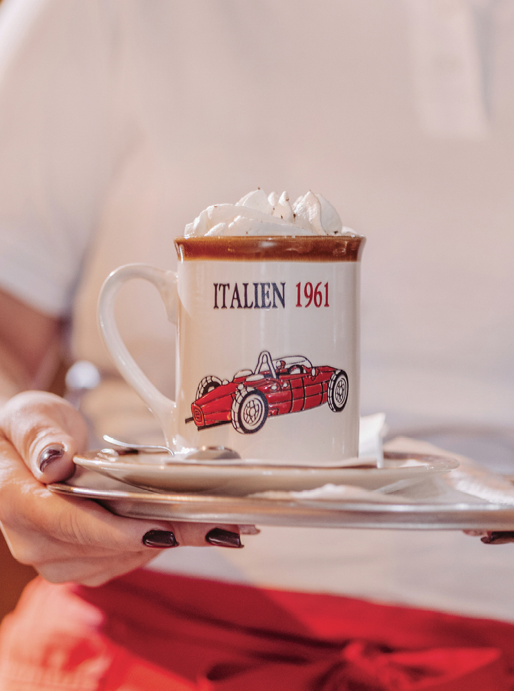 Blick auf einen Häferlkaffee mit Schlagobers, der im Oldtimer Häferl serviert wird.