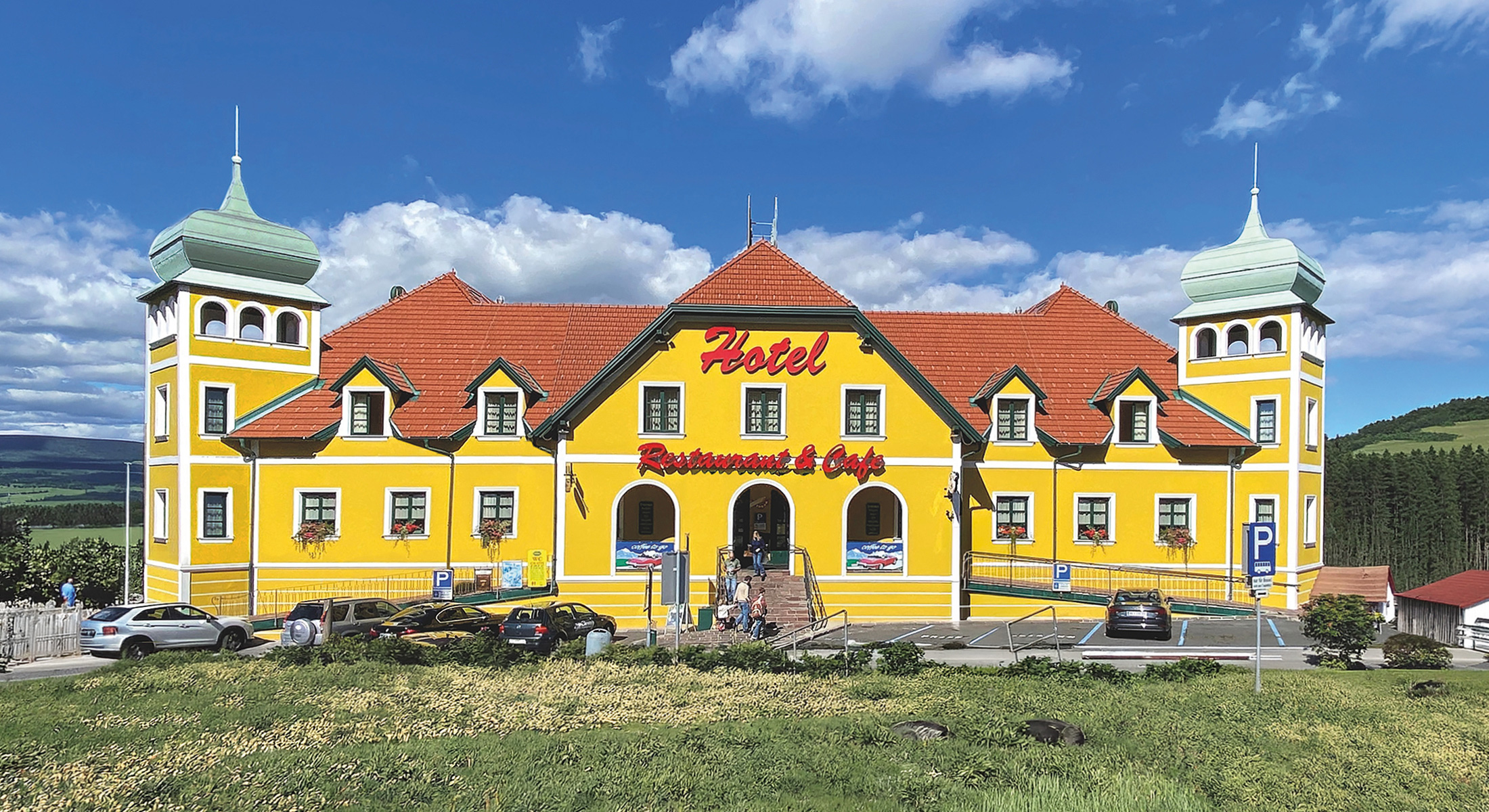 Blick auf den Oldtimer Standort Zöbern an einem schönen Tag.