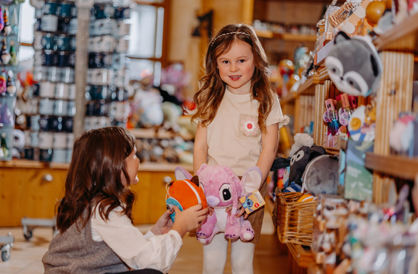 Zwei Kinder beim Stöbern im Souvenirladen.