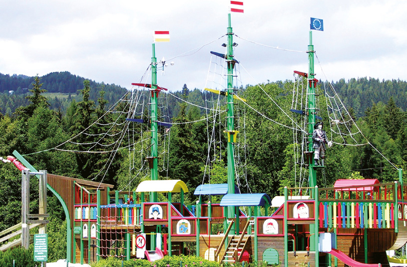 Blick auf einen Abenteuerspielplatz der Oldtimer Raststation auf der Pack.