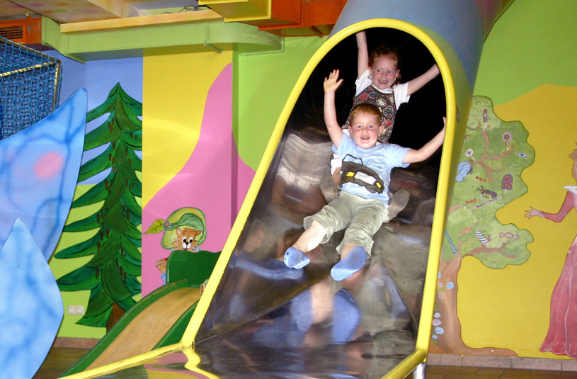 Kinder beim Rutschen im Spieleland in der Oldtimer Raststation mit Familientradition.