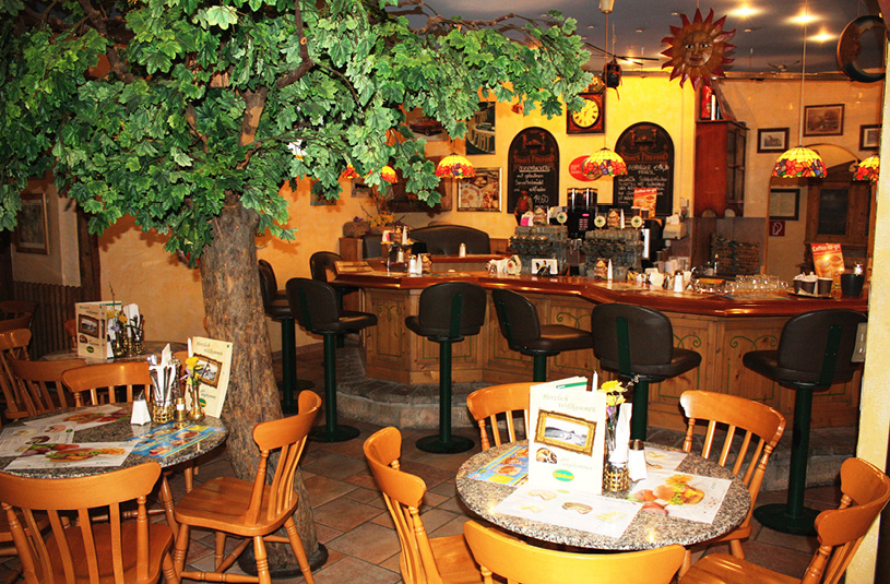 Blick auf die gemütliche Gaststube in der Oldtimer Raststation in Zöbern.