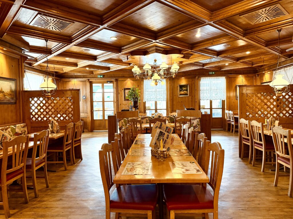 Blick auf eine gemütliche, holzgetäfelte Gaststube