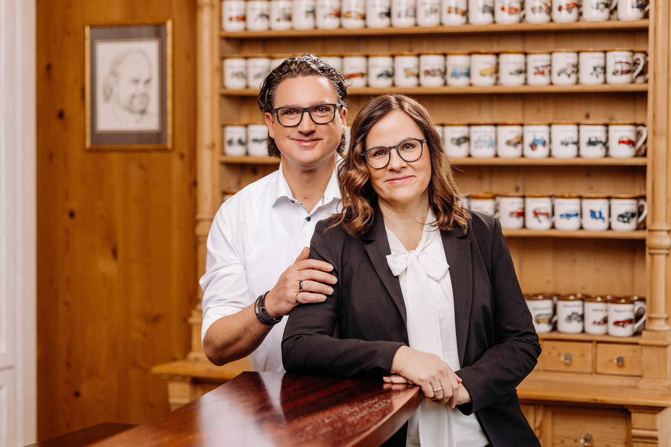 Rico und Stefanie Hofmann stehen vor Oldtimer-Häferln.