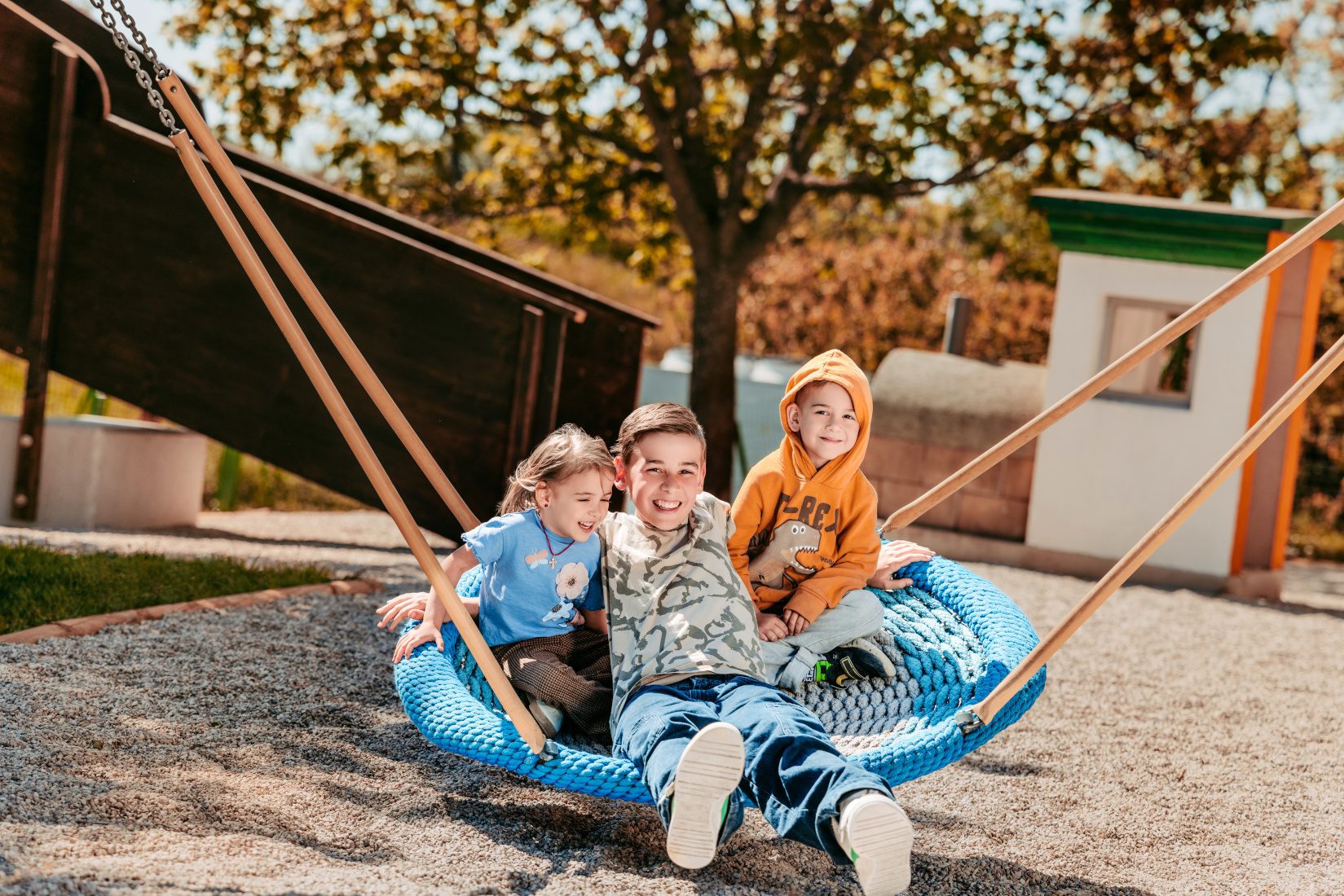 Kinder auf der Schaukel